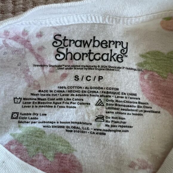 Strawberry Shortcake Shirt Womens Small White Red All Over Print Graphic Tee - Picture 5 of 5